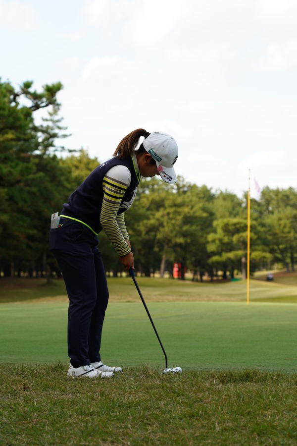 古江彩佳のパッティングストローク（ラフ）連続写真【2021年JLPGAツアーチャンピオンシップリコーカップ】