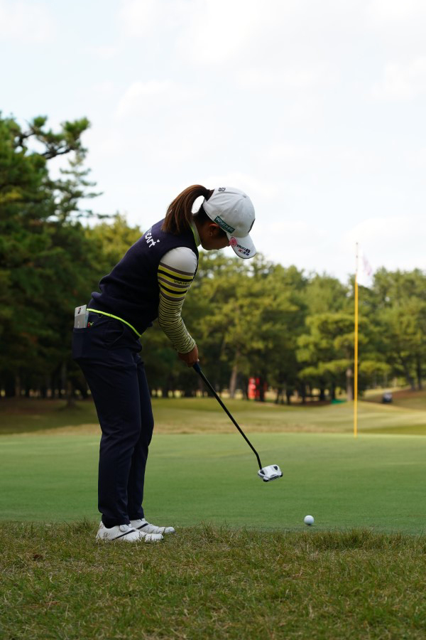 古江彩佳のパッティングストローク（ラフ）連続写真【2021年JLPGAツアーチャンピオンシップリコーカップ】