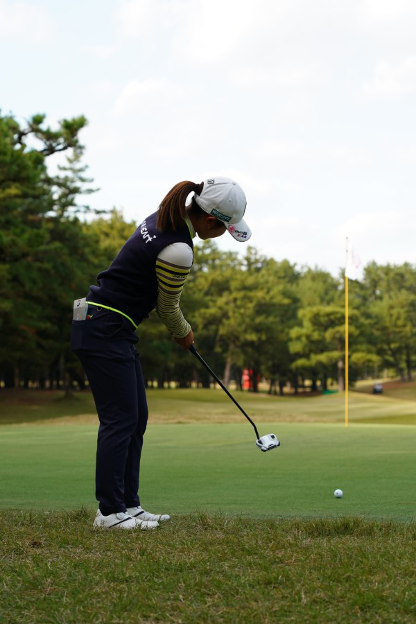 古江彩佳のパッティングストローク（ラフ）連続写真【2021年JLPGAツアーチャンピオンシップリコーカップ】