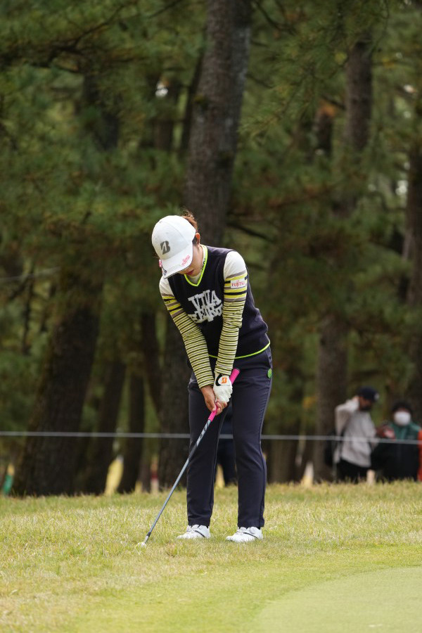 古江彩佳のアプローチスイング（ラフ）連続写真【2021年JLPGAツアーチャンピオンシップリコーカップ】