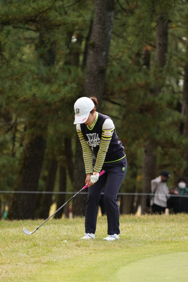 古江彩佳のアプローチスイング（ラフ）連続写真【2021年JLPGAツアーチャンピオンシップリコーカップ】