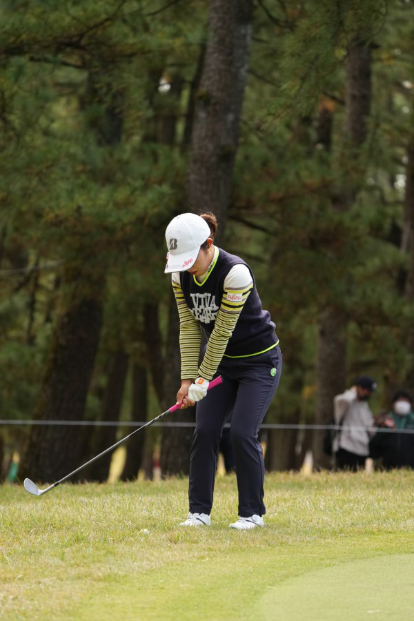 古江彩佳のアプローチスイング（ラフ）連続写真【2021年JLPGAツアーチャンピオンシップリコーカップ】