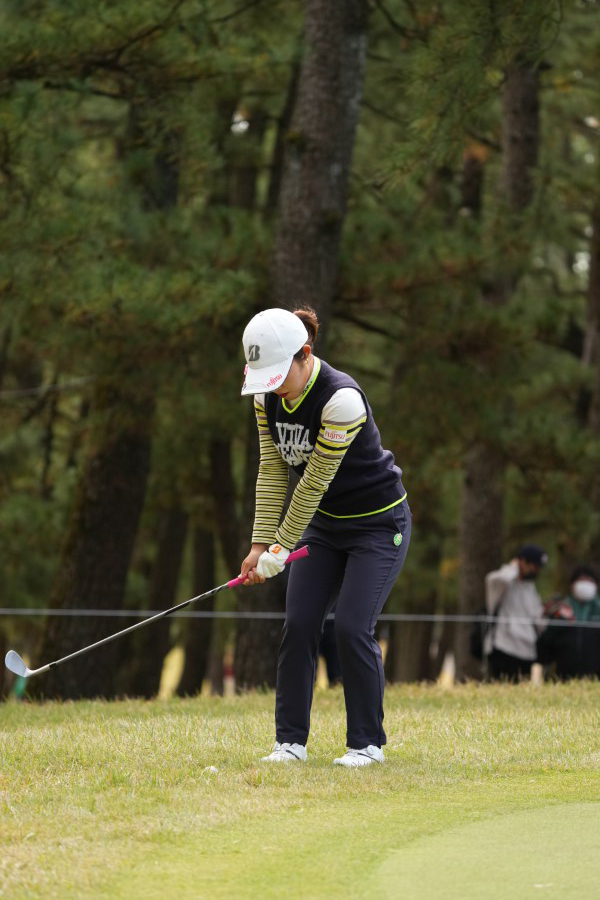 古江彩佳のアプローチスイング（ラフ）連続写真【2021年JLPGAツアーチャンピオンシップリコーカップ】