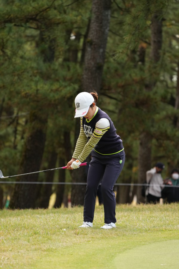 古江彩佳のアプローチスイング（ラフ）連続写真【2021年JLPGAツアーチャンピオンシップリコーカップ】