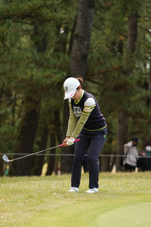 古江彩佳のアプローチスイング（ラフ）連続写真【2021年JLPGAツアーチャンピオンシップリコーカップ】