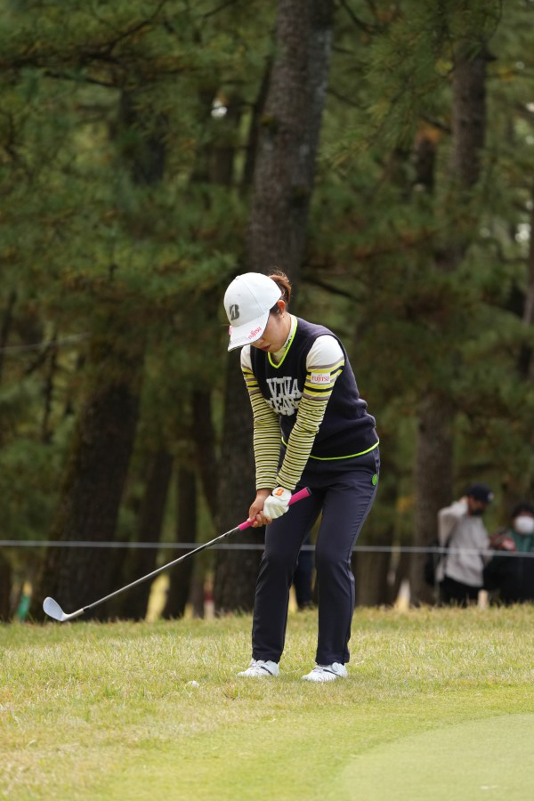 古江彩佳のアプローチスイング（ラフ）連続写真【2021年JLPGAツアーチャンピオンシップリコーカップ】