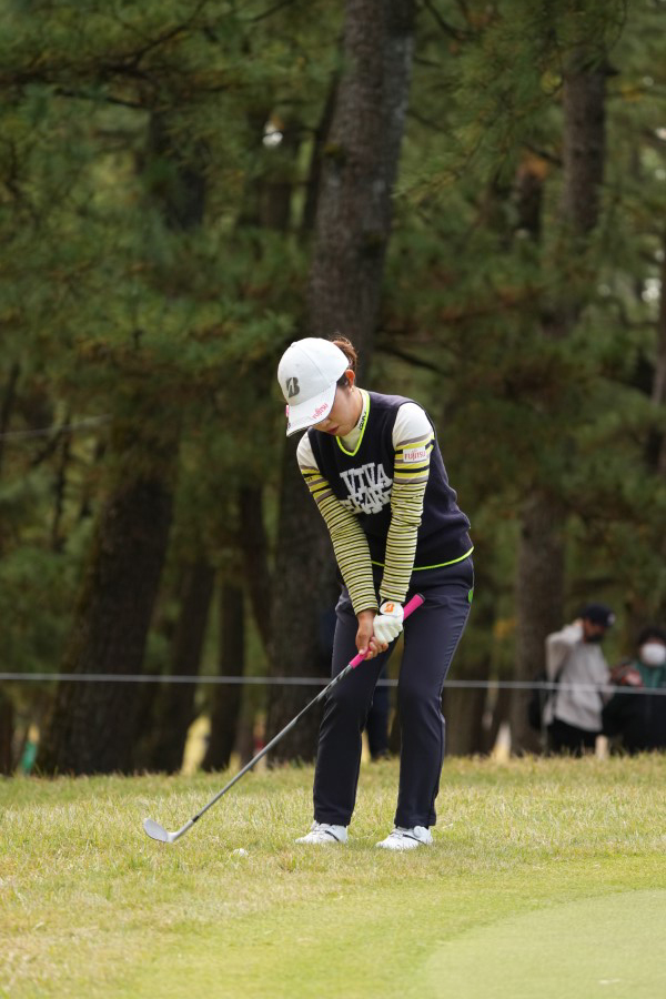 古江彩佳のアプローチスイング（ラフ）連続写真【2021年JLPGAツアーチャンピオンシップリコーカップ】