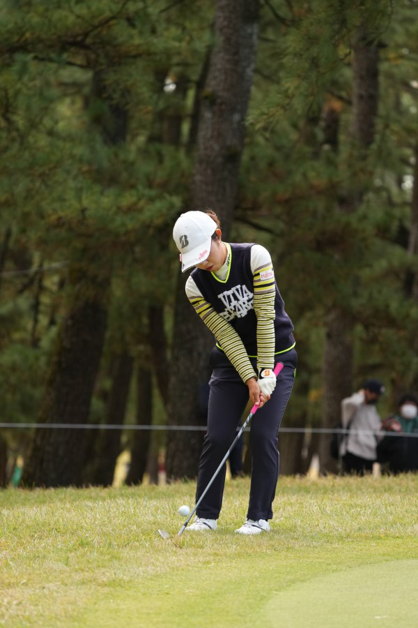 古江彩佳のアプローチスイング（ラフ）連続写真【2021年JLPGAツアーチャンピオンシップリコーカップ】