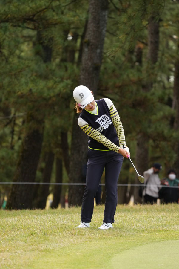 古江彩佳のアプローチスイング（ラフ）連続写真【2021年JLPGAツアーチャンピオンシップリコーカップ】