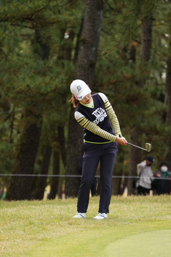 古江彩佳のアプローチスイング（ラフ）連続写真【2021年JLPGAツアーチャンピオンシップリコーカップ】