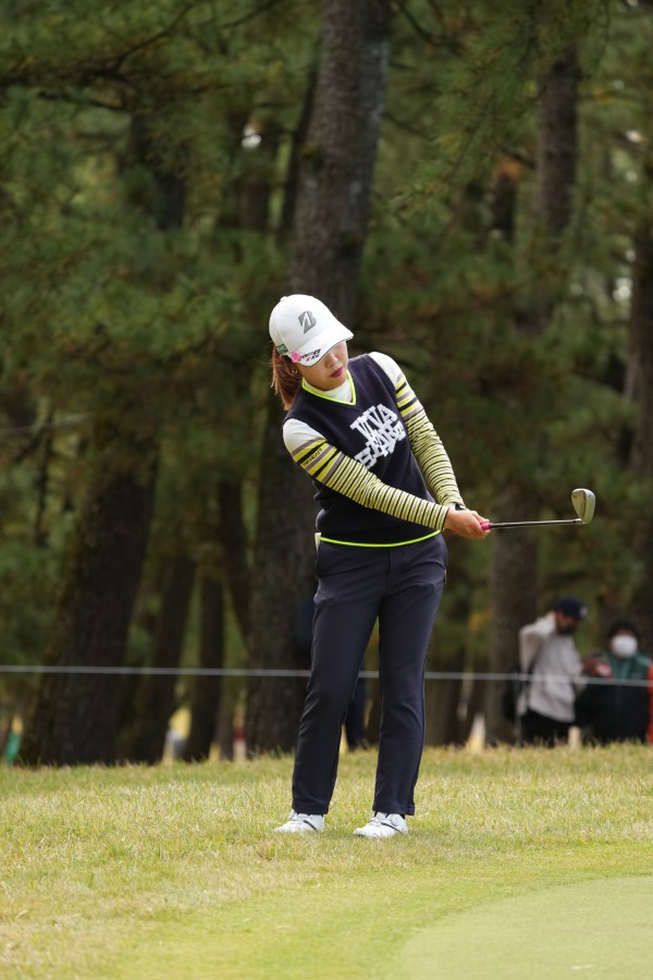 古江彩佳のアプローチスイング（ラフ）連続写真【2021年JLPGAツアーチャンピオンシップリコーカップ】