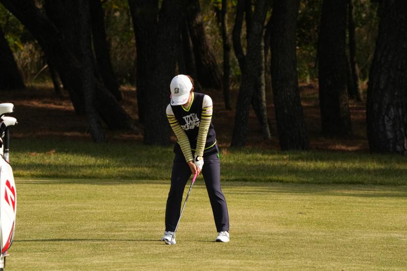 古江彩佳のアプローチスイング連続写真【2021年JLPGAツアーチャンピオンシップリコーカップ】
