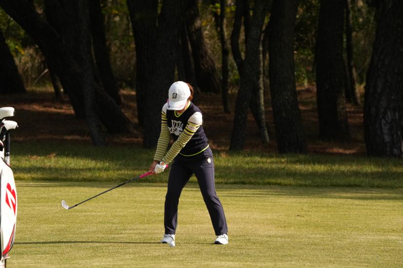 古江彩佳のアプローチスイング連続写真【2021年JLPGAツアーチャンピオンシップリコーカップ】
