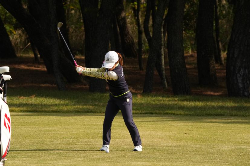 古江彩佳のアプローチスイング連続写真【2021年JLPGAツアーチャンピオンシップリコーカップ】