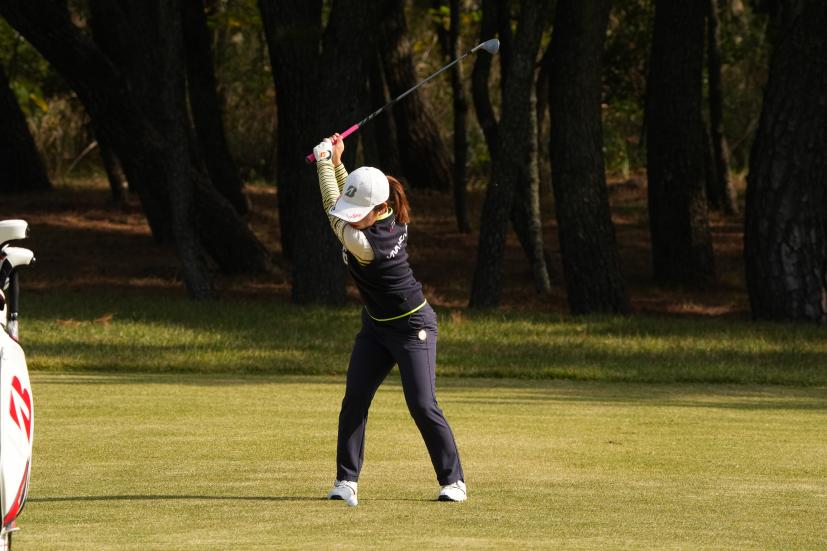古江彩佳のアプローチスイング連続写真【2021年JLPGAツアーチャンピオンシップリコーカップ】