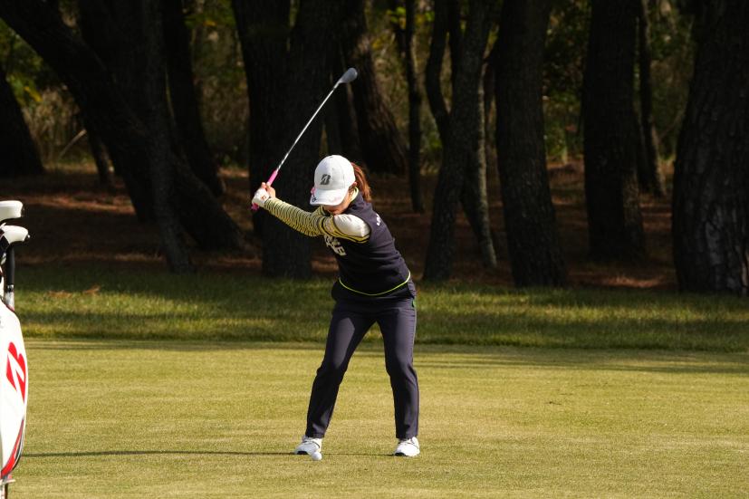 古江彩佳のアプローチスイング連続写真【2021年JLPGAツアーチャンピオンシップリコーカップ】