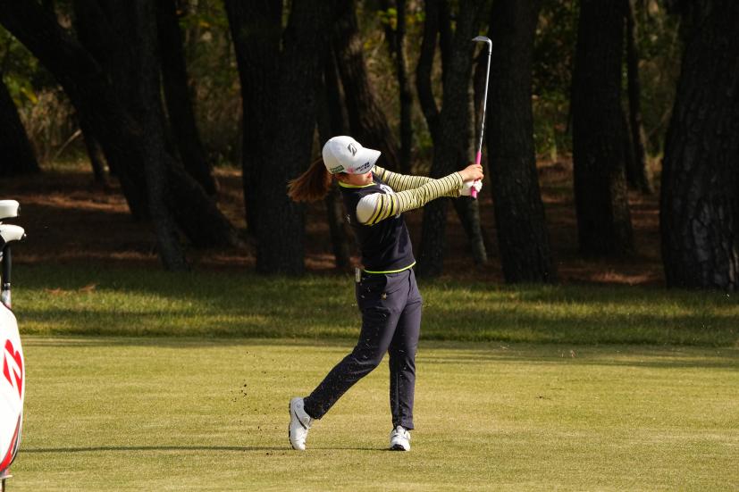 古江彩佳のアプローチスイング連続写真【2021年JLPGAツアーチャンピオンシップリコーカップ】