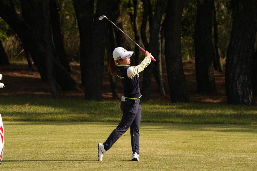 古江彩佳のアプローチスイング連続写真【2021年JLPGAツアーチャンピオンシップリコーカップ】