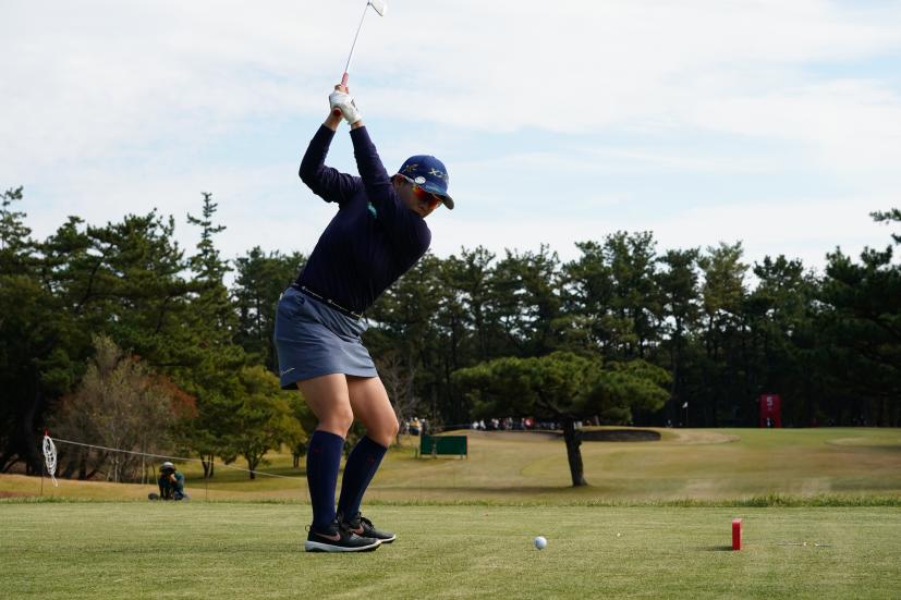 勝みなみのアイアンスイング（後方）連続写真【2021年JLPGAツアーチャンピオンシップリコーカップ】