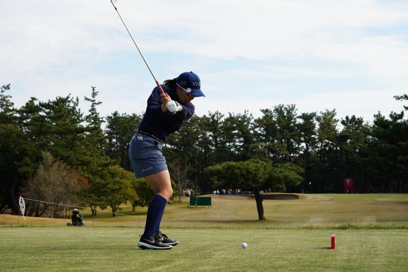 勝みなみのアイアンスイング（後方）連続写真【2021年JLPGAツアーチャンピオンシップリコーカップ】