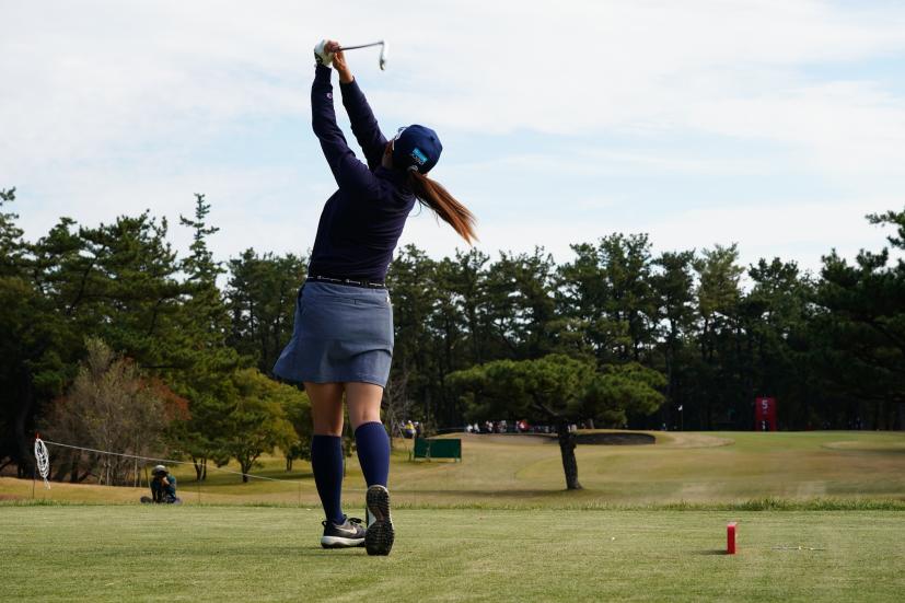 勝みなみのアイアンスイング（後方）連続写真【2021年JLPGAツアーチャンピオンシップリコーカップ】