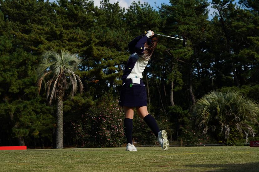 西村優菜のユーティリティスイング連続写真【2021年JLPGAツアーチャンピオンシップリコーカップ】