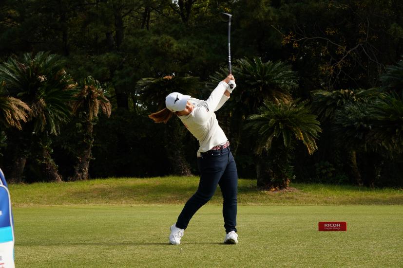 西郷真央のドライバースイング連続写真【2021年JLPGAツアーチャンピオンシップリコーカップ】