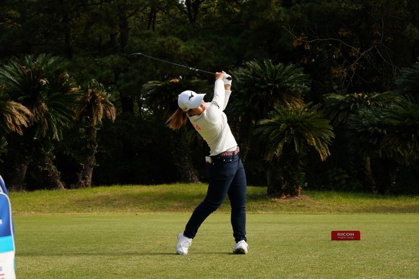 西郷真央のドライバースイング連続写真【2021年JLPGAツアーチャンピオンシップリコーカップ】