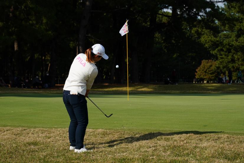 西郷真央のアプローチスイング連続写真【2021年JLPGAツアーチャンピオンシップリコーカップ】