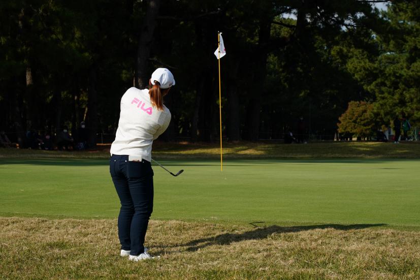西郷真央のアプローチスイング連続写真【2021年JLPGAツアーチャンピオンシップリコーカップ】