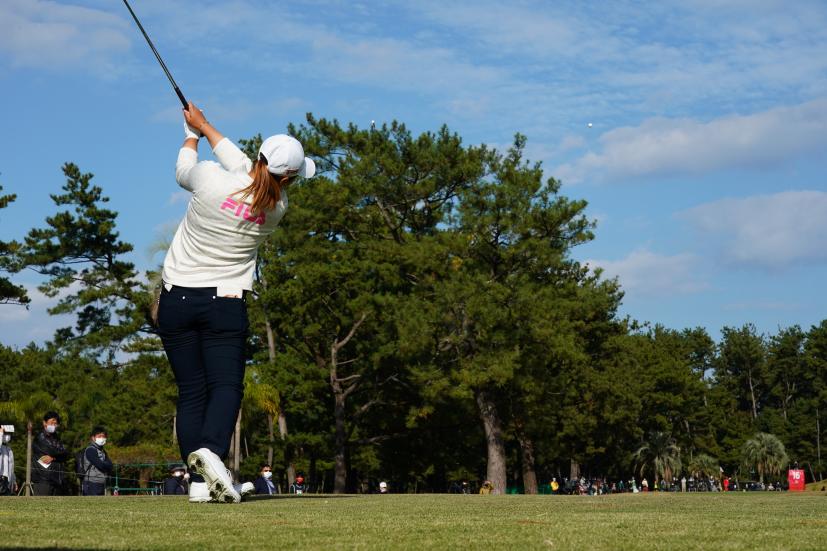 西郷真央のアイアンスイング（ティーショット）連続写真【2021年JLPGAツアーチャンピオンシップリコーカップ】