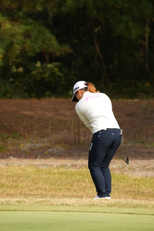 西郷真央のアプローチスイング（後方・ラフ）連続写真【2021年JLPGAツアーチャンピオンシップリコーカップ】