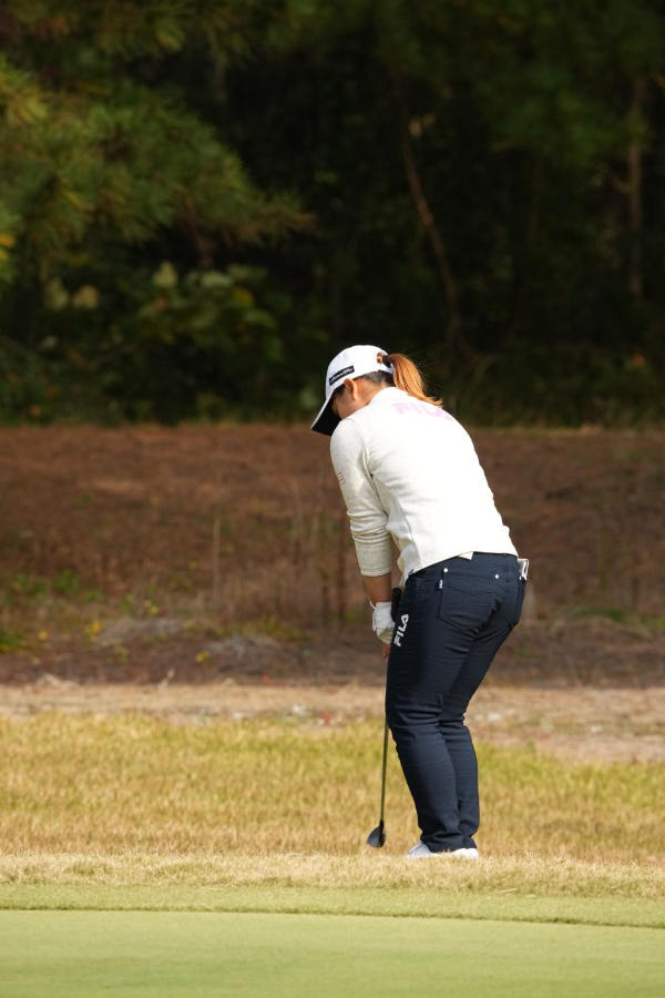 西郷真央のアプローチスイング（後方・ラフ）連続写真【2021年JLPGAツアーチャンピオンシップリコーカップ】