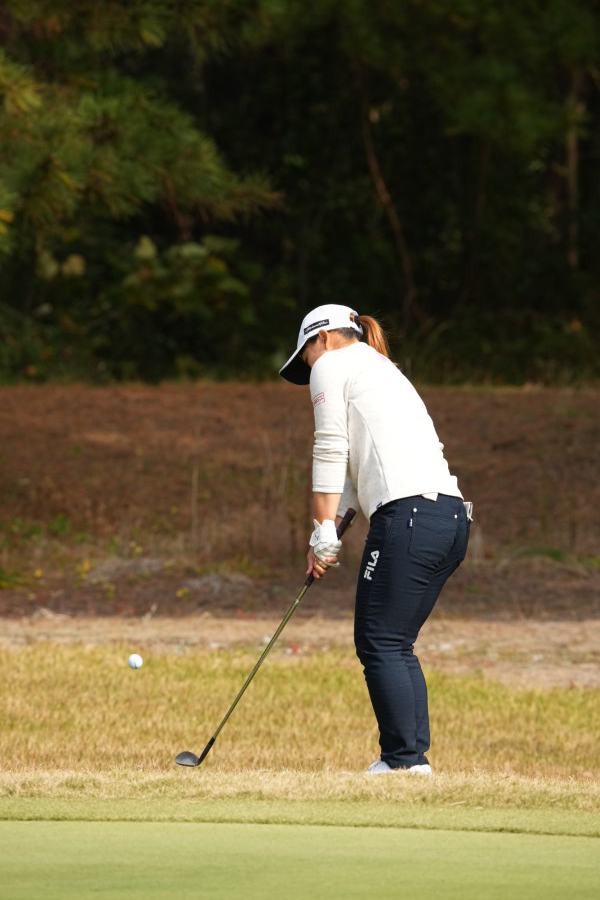 西郷真央のアプローチスイング（後方・ラフ）連続写真【2021年JLPGAツアーチャンピオンシップリコーカップ】