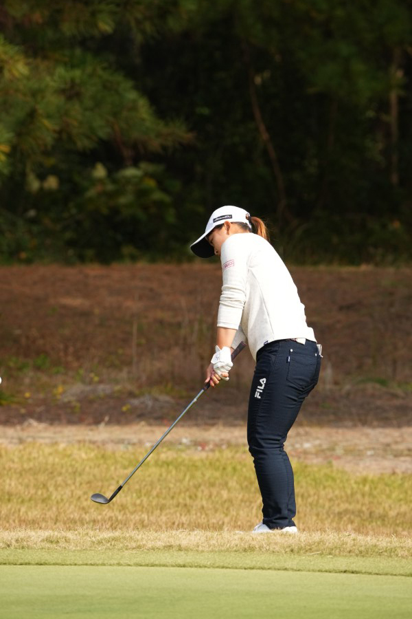 西郷真央のアプローチスイング（後方・ラフ）連続写真【2021年JLPGAツアーチャンピオンシップリコーカップ】