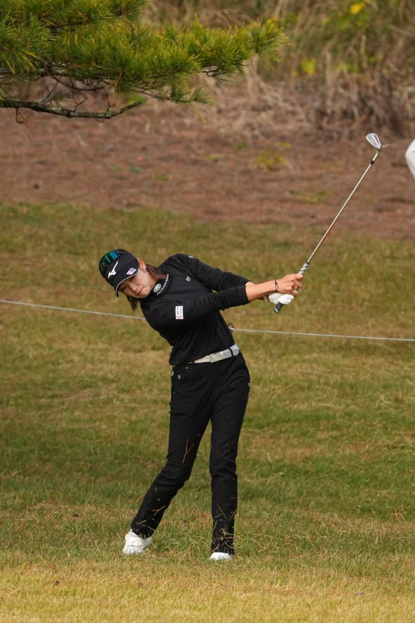 原英莉花のアイアンスイング（ラフ・斜め前）連続写真【2021年JLPGAツアーチャンピオンシップリコーカップ】