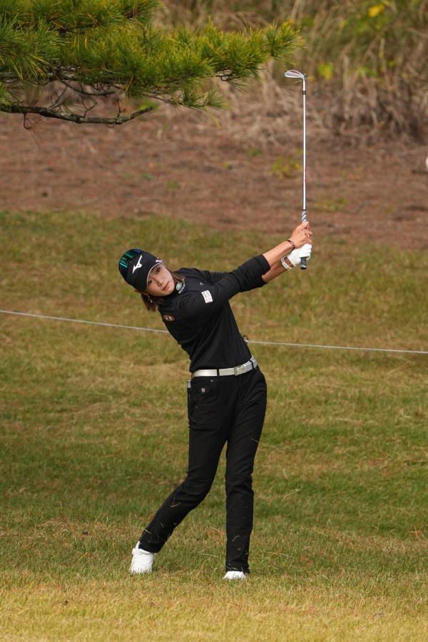 原英莉花のアイアンスイング（ラフ・斜め前）連続写真【2021年JLPGAツアーチャンピオンシップリコーカップ】