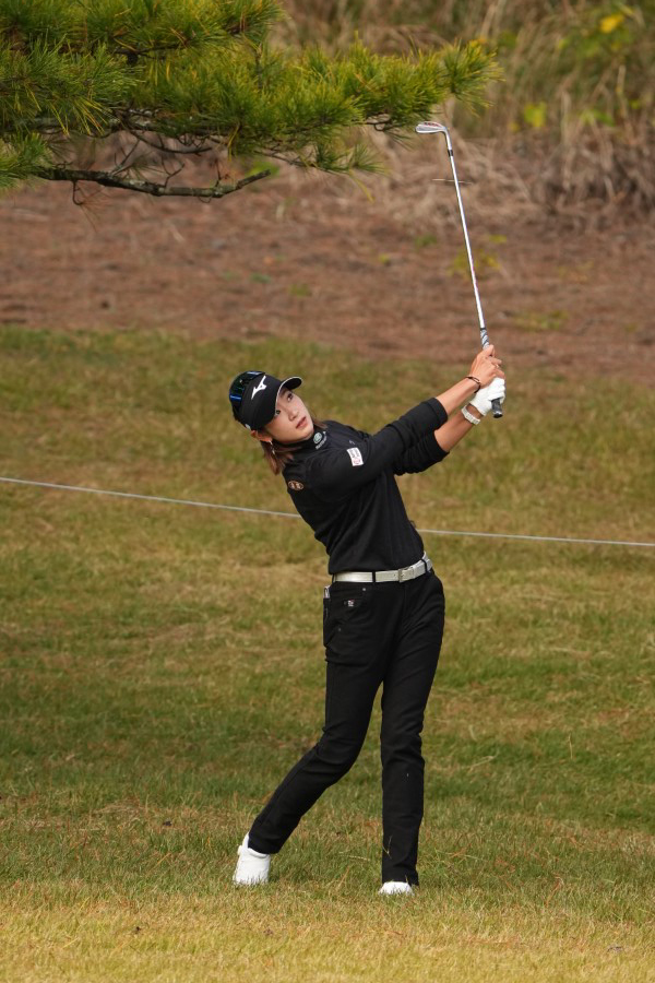 原英莉花のアイアンスイング（ラフ・斜め前）連続写真【2021年JLPGAツアーチャンピオンシップリコーカップ】