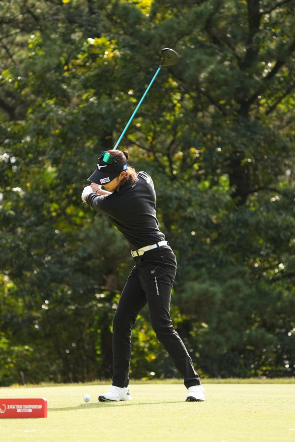 原英莉花のドライバースイング（斜め前）連続写真【2021年JLPGAツアーチャンピオンシップリコーカップ】