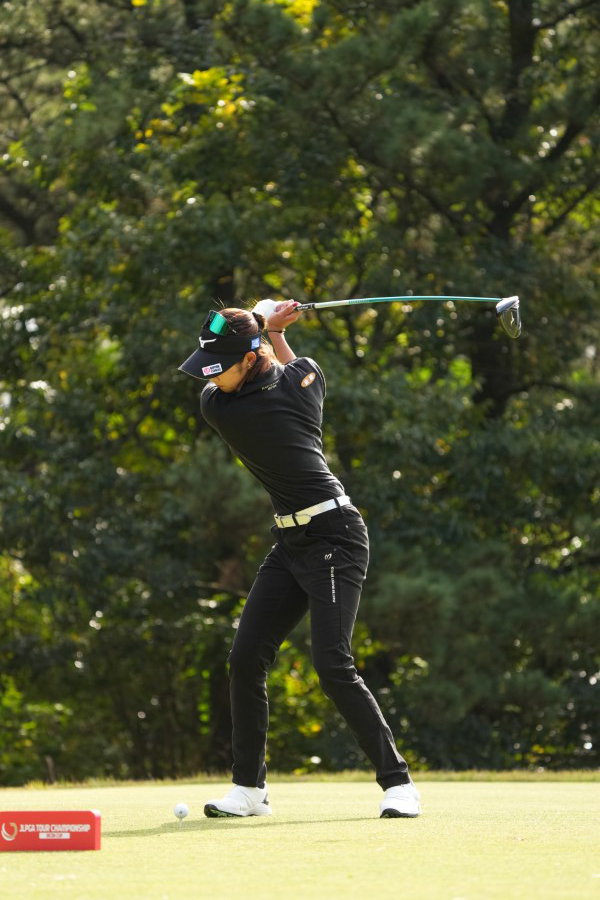 原英莉花のドライバースイング（斜め前）連続写真【2021年JLPGAツアーチャンピオンシップリコーカップ】