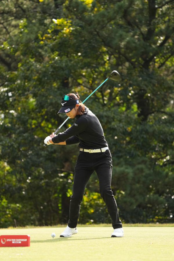 原英莉花のドライバースイング（斜め前）連続写真【2021年JLPGAツアーチャンピオンシップリコーカップ】