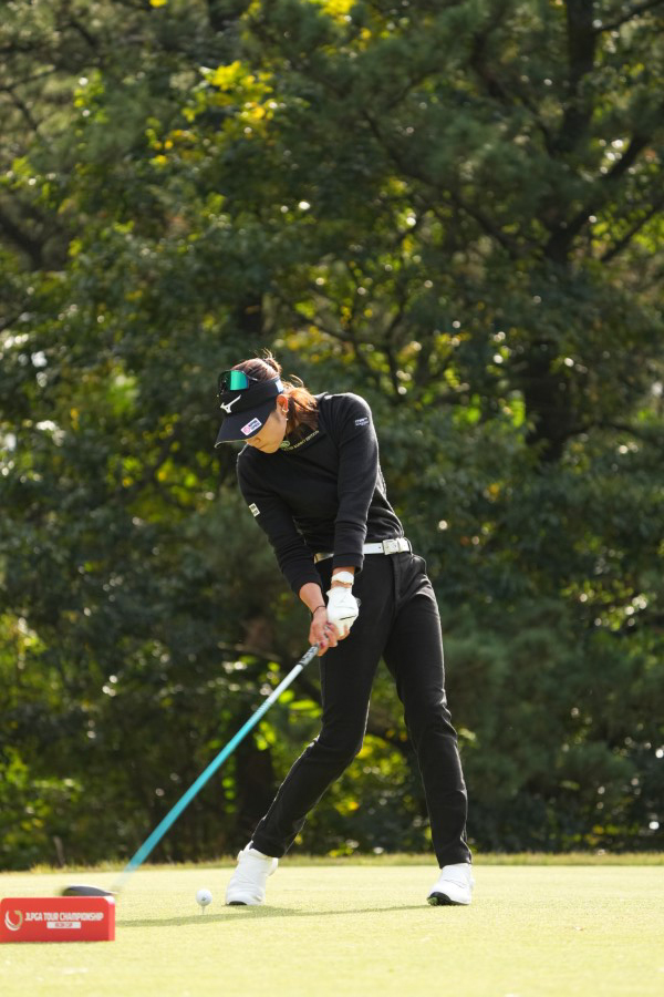 原英莉花のドライバースイング（斜め前）連続写真【2021年JLPGAツアーチャンピオンシップリコーカップ】