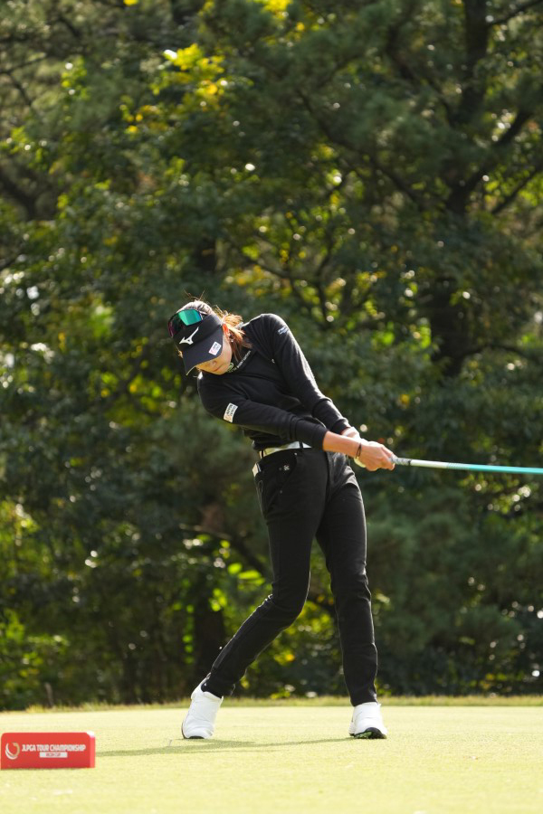 原英莉花のドライバースイング（斜め前）連続写真【2021年JLPGAツアーチャンピオンシップリコーカップ】