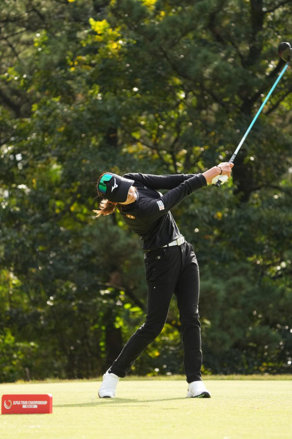 原英莉花のドライバースイング（斜め前）連続写真【2021年JLPGAツアーチャンピオンシップリコーカップ】
