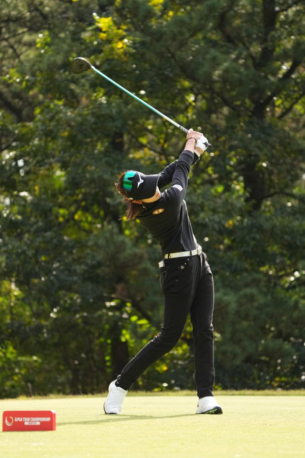 原英莉花のドライバースイング（斜め前）連続写真【2021年JLPGAツアーチャンピオンシップリコーカップ】
