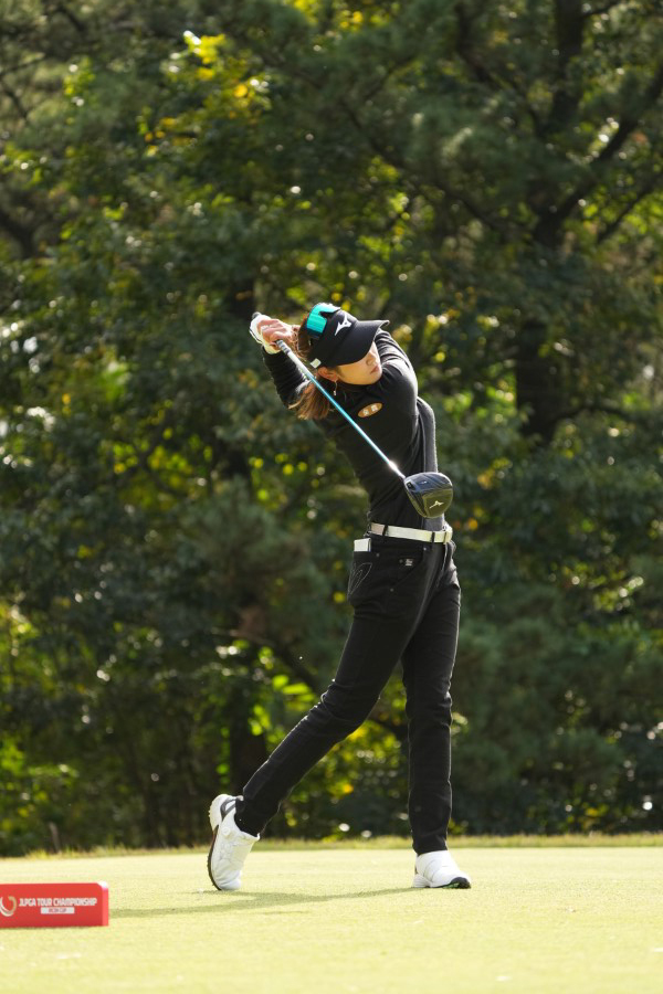 原英莉花のドライバースイング（斜め前）連続写真【2021年JLPGAツアーチャンピオンシップリコーカップ】