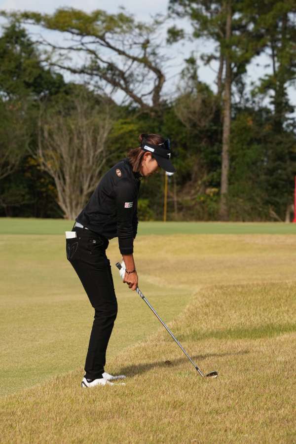 原英莉花のウェッジスイング（ラフ・後方）連続写真【2021年JLPGAツアーチャンピオンシップリコーカップ】