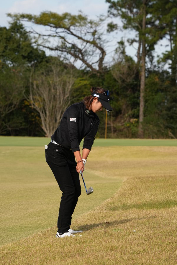 原英莉花のウェッジスイング（ラフ・後方）連続写真【2021年JLPGAツアーチャンピオンシップリコーカップ】