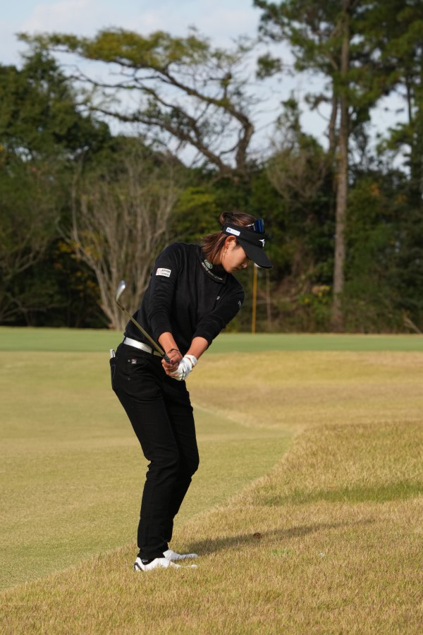 原英莉花のウェッジスイング（ラフ・後方）連続写真【2021年JLPGAツアーチャンピオンシップリコーカップ】