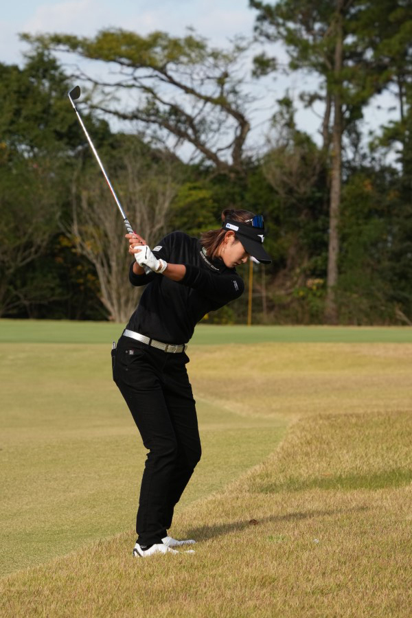 原英莉花のウェッジスイング（ラフ・後方）連続写真【2021年JLPGAツアーチャンピオンシップリコーカップ】